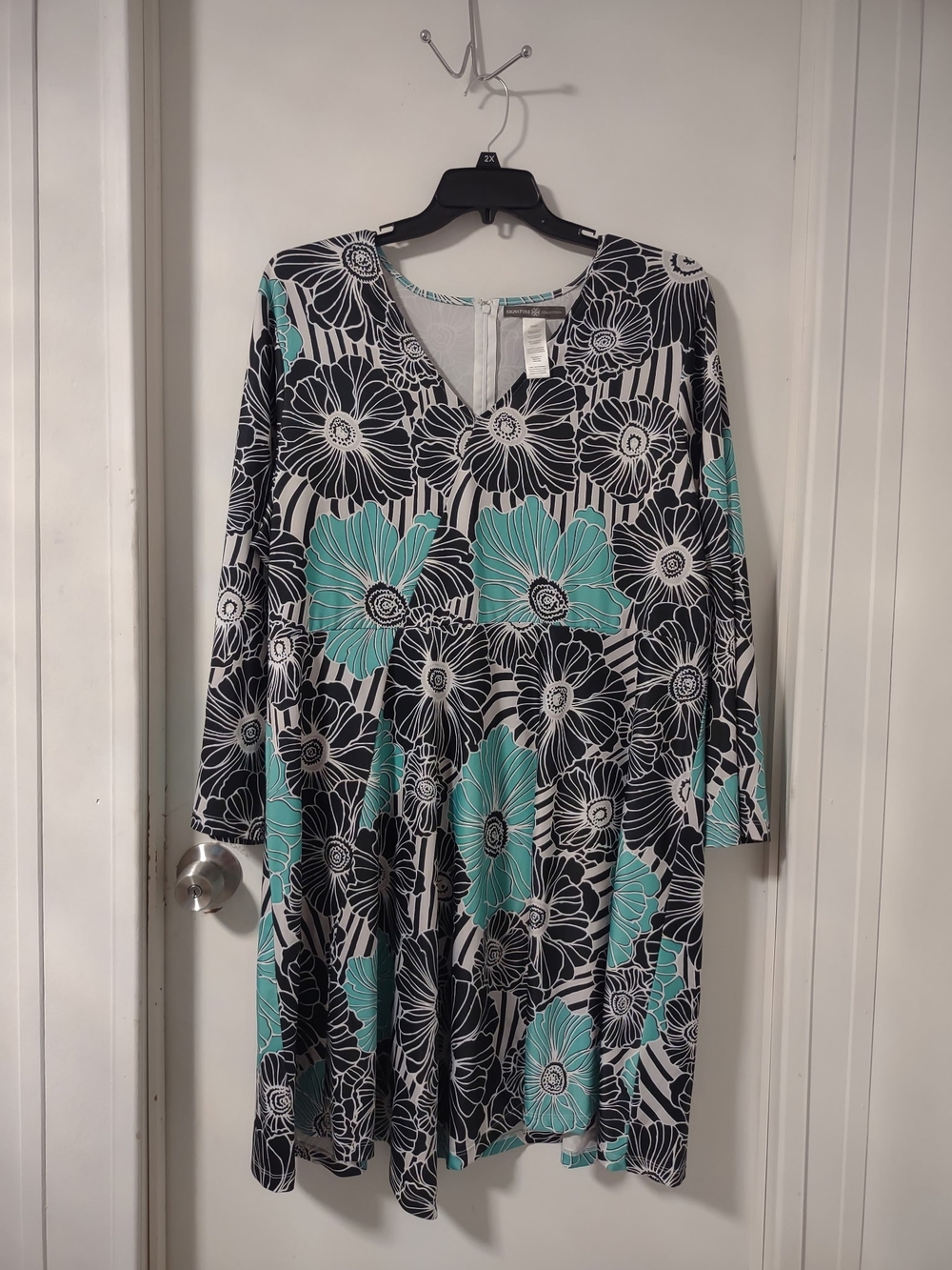 Floral V-Neck Long Sleeve Dress in Teal and Black